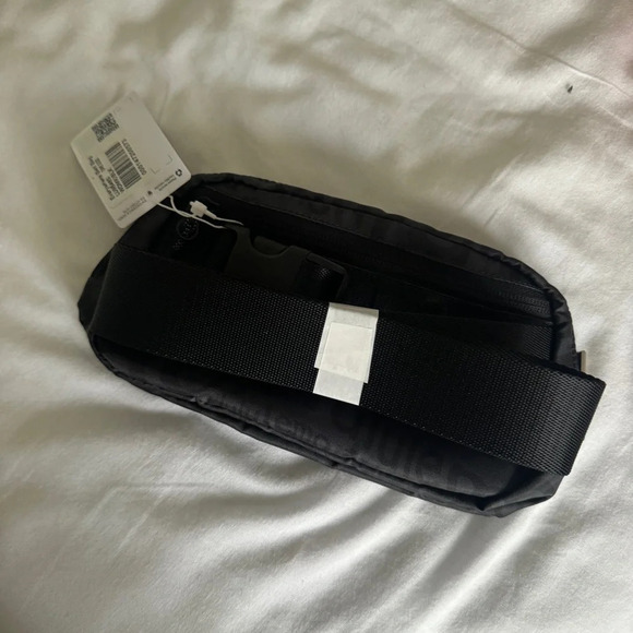 🆕🖤 Lululemon Everywhere Belt Bag Wobbly Wordmark Black - Picture 4 of 6